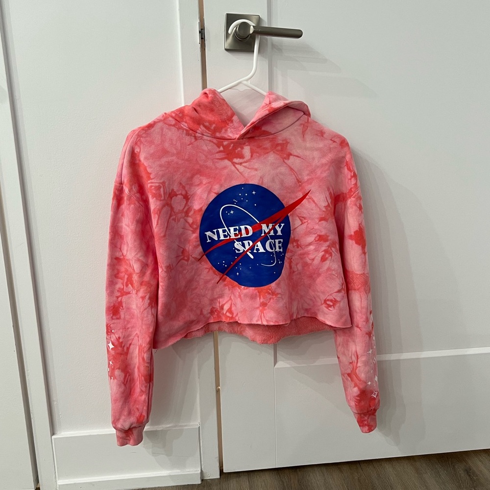 CROPPED PINK TIE DYE LOGO HOODIE